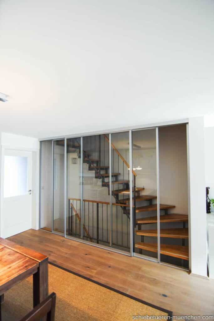 Offenes, breites Treppenhaus: Drei dicht verschließende Schiebetüren mit Anschlagsleisten, individuell angefertigt von Door360 in München.