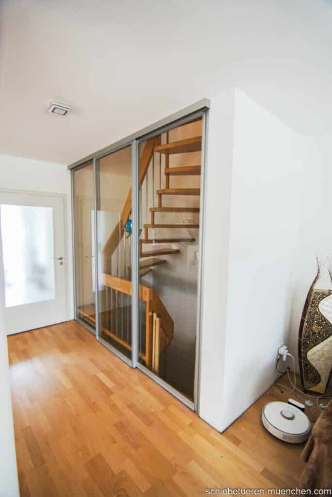 Maßgefertigte, dicht schließende Treppenhausabtrennung mit Schiebetüren im Wohnbereich eines Einfamilienhauses.