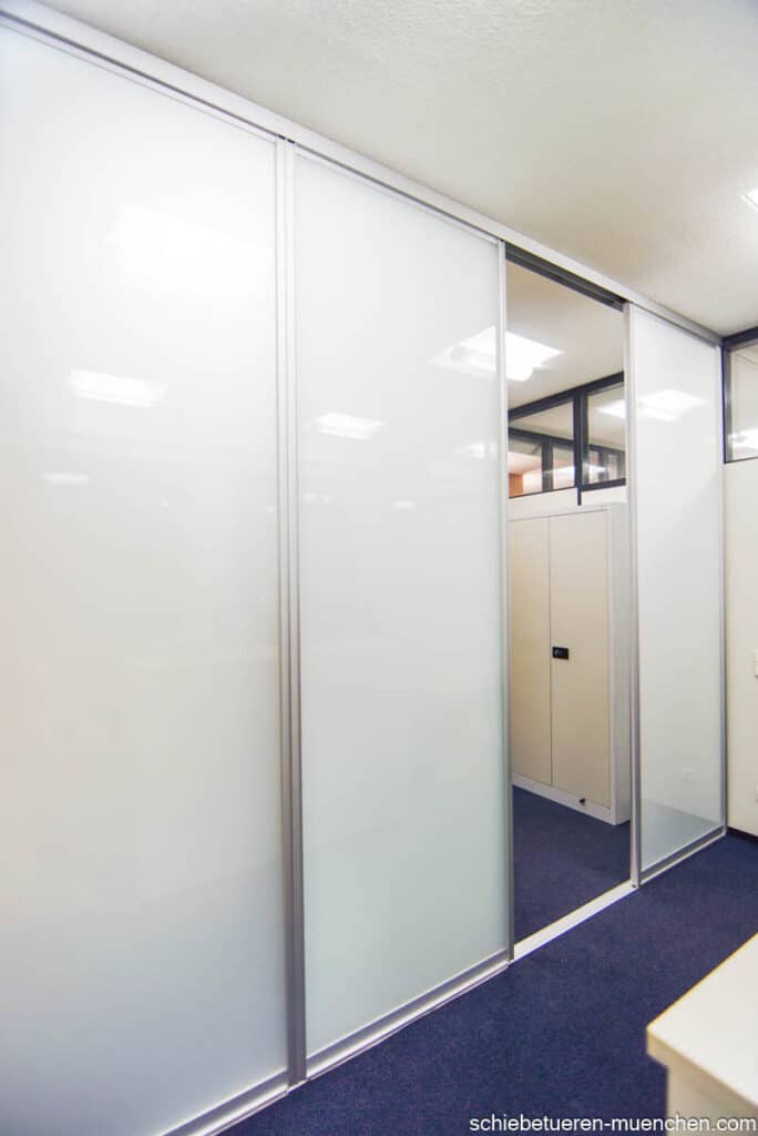 Raumteiler in einem Büro mit vier Milchglas Schiebetüren die effektiv den Schall Reduzieren. Maßgefertigt von Door360 München