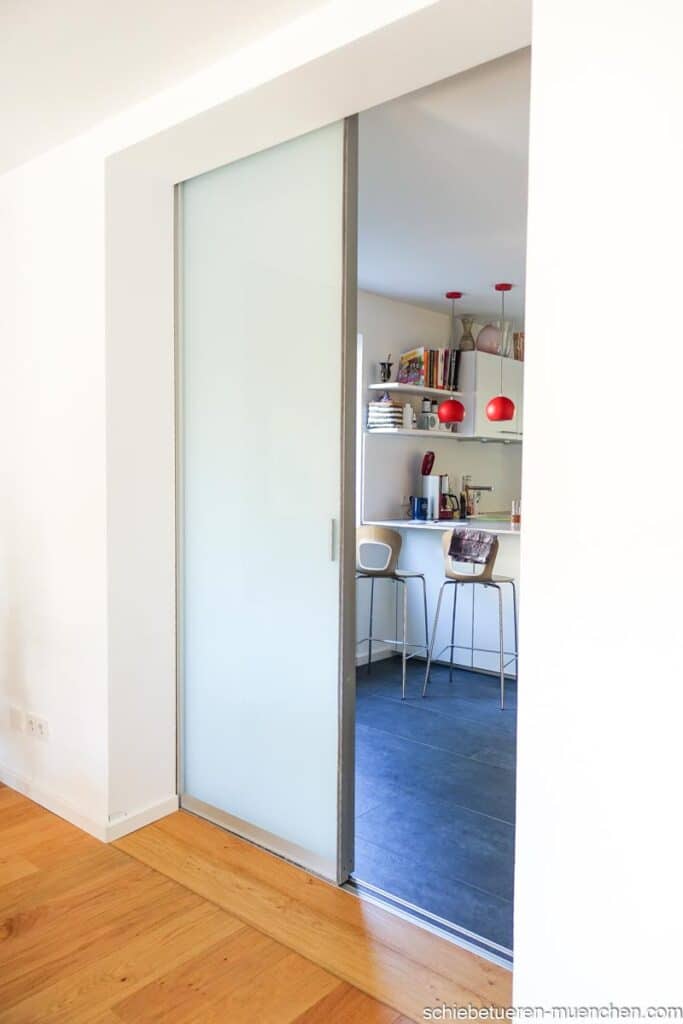 Küchen Schiebetüre zur Abtrennung vom Wohnbereich mit einer Milchglas Füllung und Stabgriff von Door360 München
