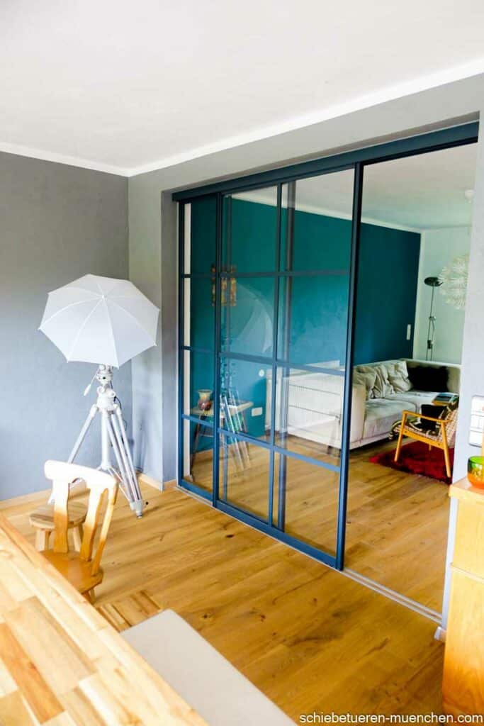 Industriedesign-Raumteiler: Schiebetüren mit Sprossen in Anthrazit für Esszimmer und Wohnzimmer - Door360 Schiebetüren München.