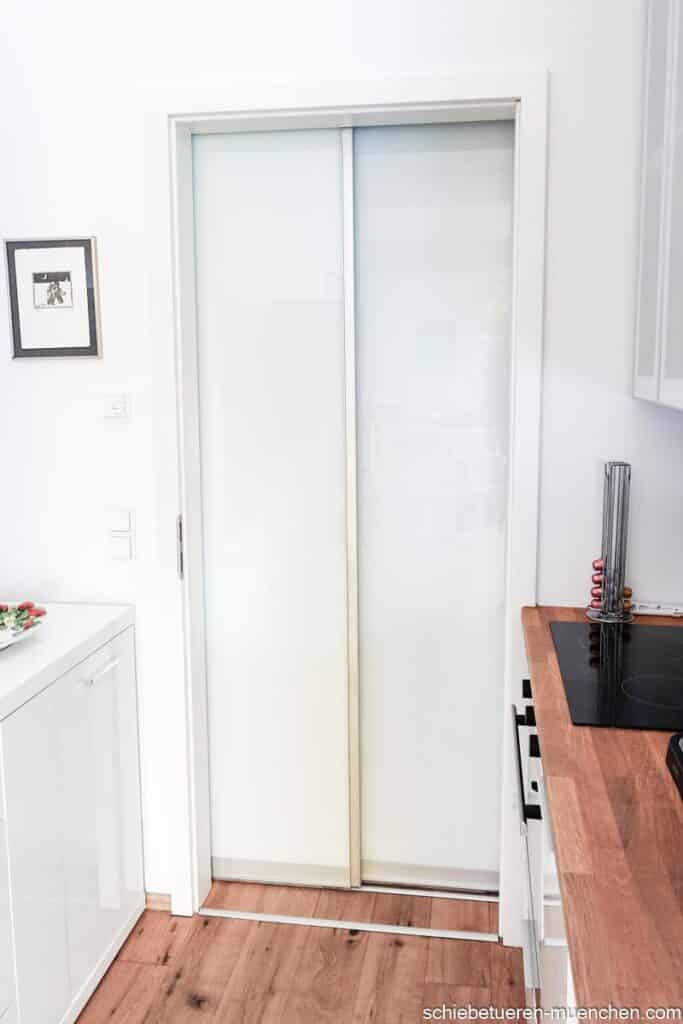 Platzsparende Küchen Abtrennung mit zwei kleinen Schiebetüren von Door360 München