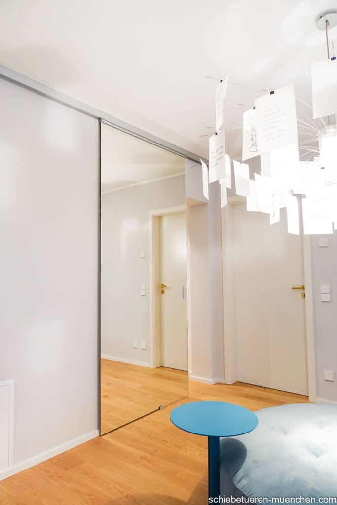 Abtrennung eines Wohnzimmer mit einer großen raumhohen dichtschließenden Spiegelglas Schiebetüre in München