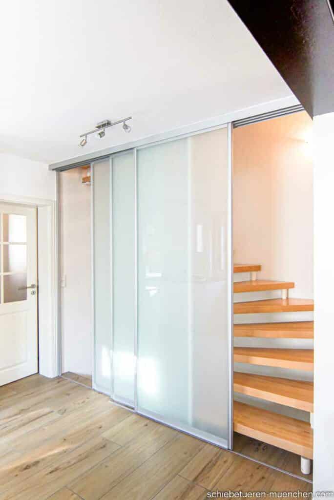 Ein offenes Treppenhaus in einem Einfamilienhaus kann mit Hilfe von Drei Milchglas Schiebetüren dicht verschlossen werden. Auf Maß gefertigt von door360 München