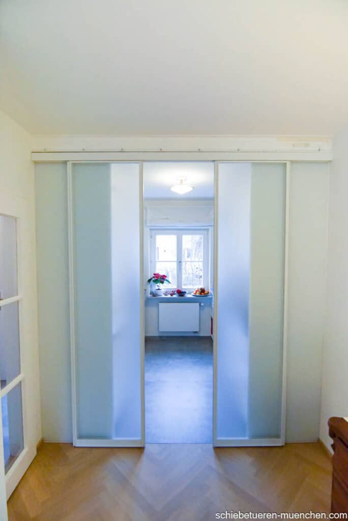 Eine offene Küche kann mit zwei Schiebetüren und Festverglasung bei Bedarf geschlossen werden. Door360 München