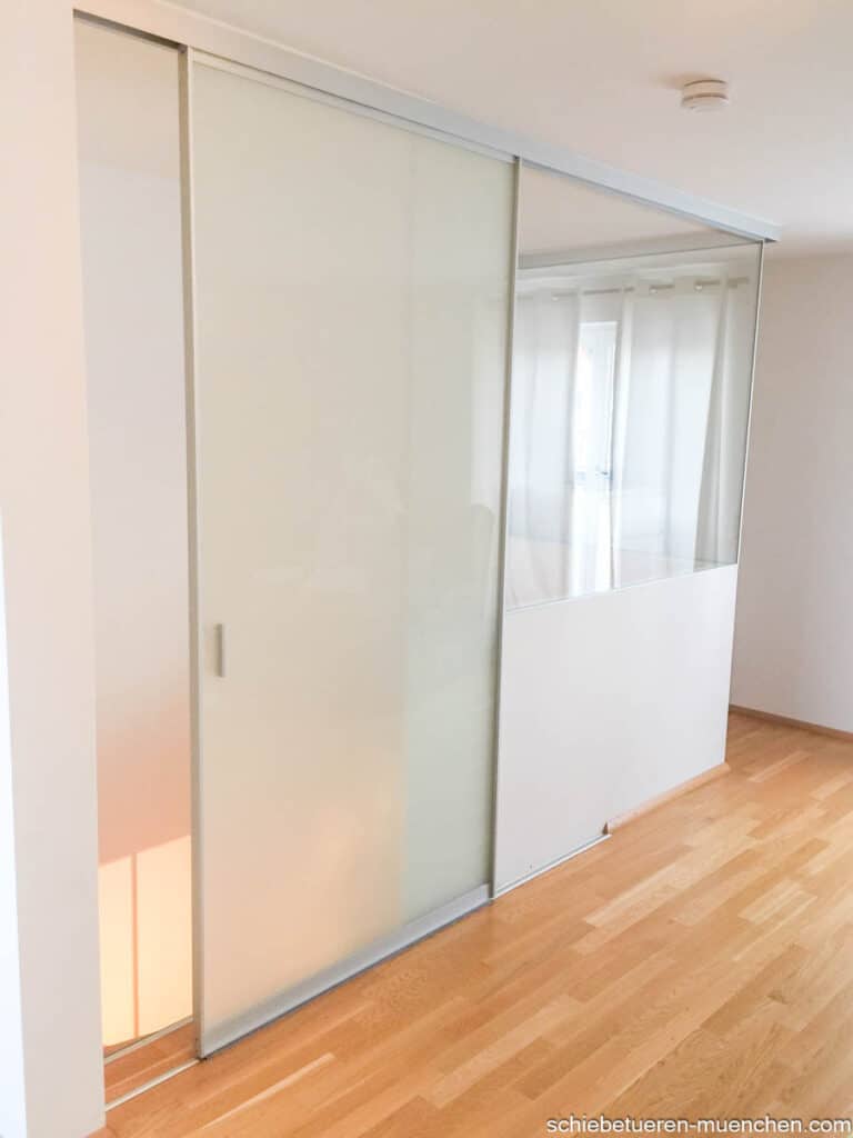 Offenes Treppenhaus das mit einer Schiebetür und Festverglasung aus Milchglas von den restlichen Räumen abgetrennt werden kann. Von Door360 München