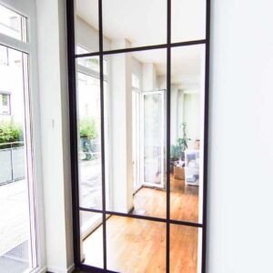 Loft Schiebetüren mit Klarglas Füllung und Sprossen raumhoch zur abtrennung eines Arbeitszimmers in München