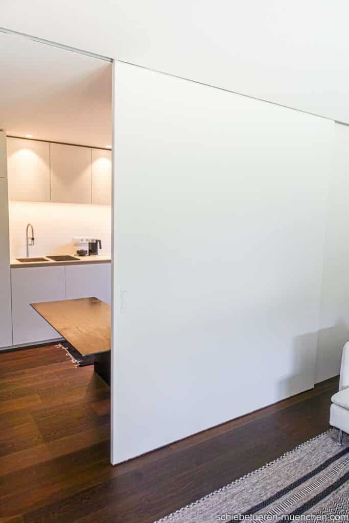 Große beweglicher weißer holz Raumteiler zur Abtrennung von Küche und Wohnzimmer