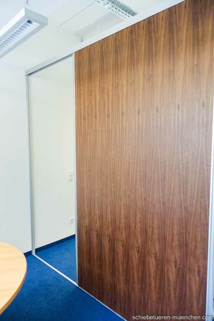 Büro Trennwand Holz Nussbaum mit einer Maßgefertigten Schiebetüre von Door360 München