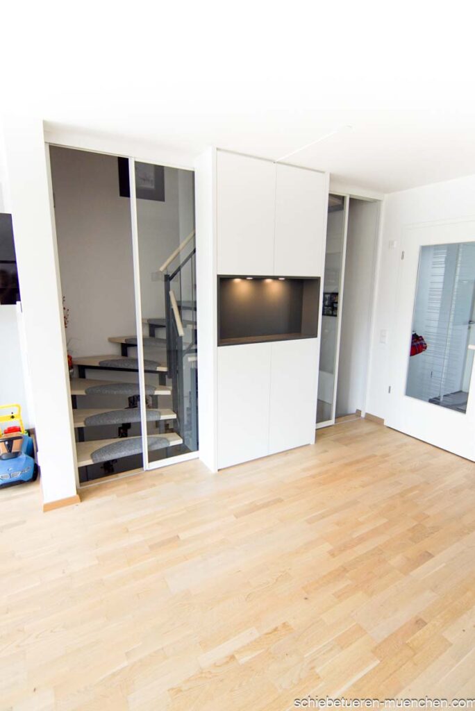 Treppenhausabtrennung im Einfamilienhaus mit Schiebetüren und Einbauschrank in München von Door360