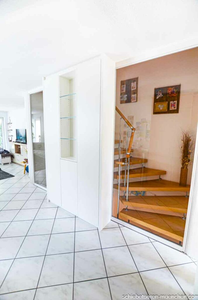 Effektive Treppenhausabtrennung im Einfamilienhaus: Schiebetüren und Einbauschrank zur Geräuschreduzierung - Door360 München.