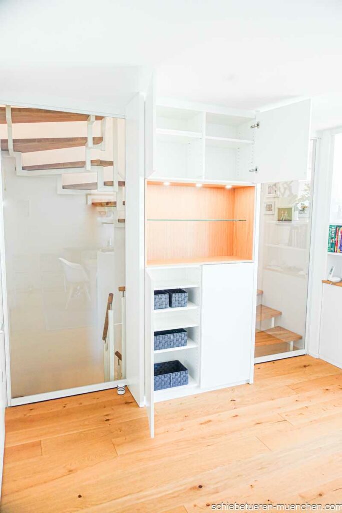 Treppenhausabtrennung im Einfamilienhaus: Weiße Schiebetüren mit Klarglas Füllung und Einbauschrank.