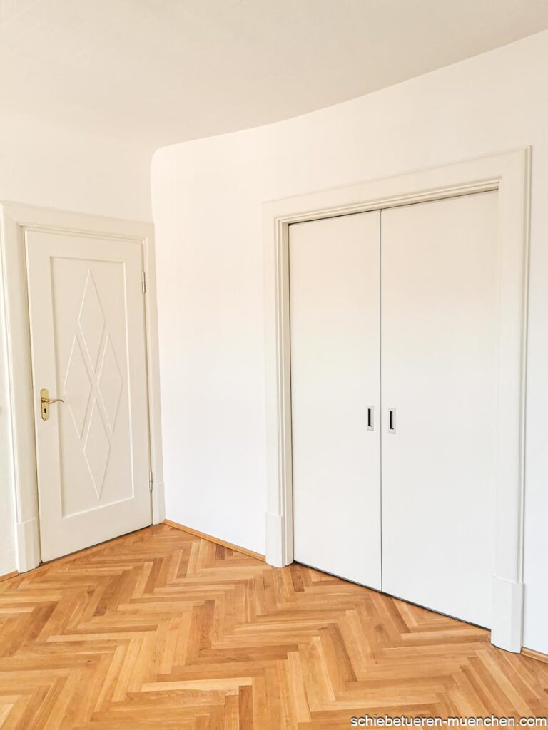 Home-Office: Doppelflügelige, weiße Holz-Schiebetür in der Wand mit Dichtung von Door360 Schiebetüren München.