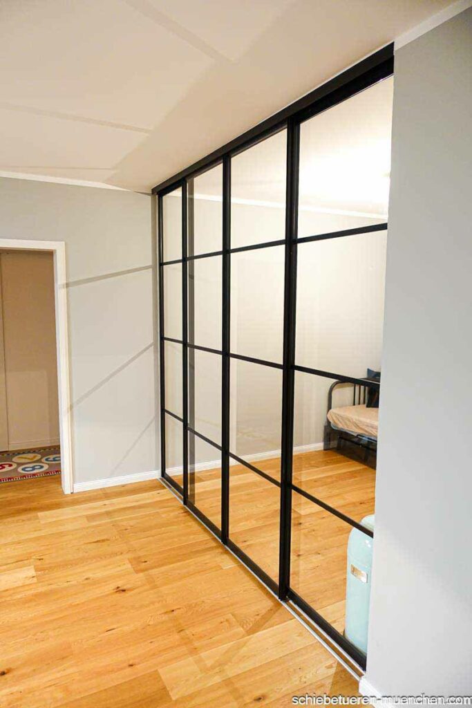 Raumteiler mit Schiebetüren im Loft-Stil für Home Office: Schalldämmglas, schwarzes Industriedesign, Sprossen - Door360, München.