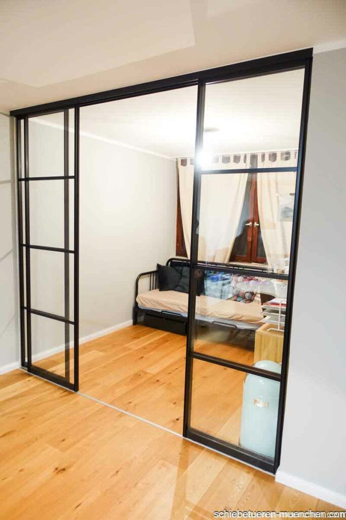 Raumtrennung im Loft-Stil für Home Office mit Schalldämmglas, schwarzem Industriedesign und Sprossen in München.