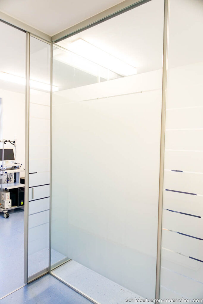 Raumtrennung in Behandlungsräume durch Festverglasungen und Schiebetüren in München.