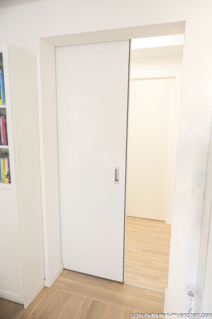 Home-Office-Abtrennung: Schiebetür mit verspiegelter und Hochglanz-Holz-Weiß-Seite.