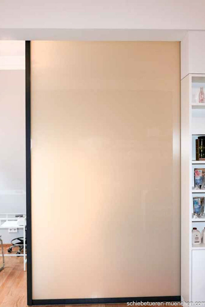 Hängender Raumteiler in einem Beautysalon mit Milchglas Füllung und schwarzem Rahmen