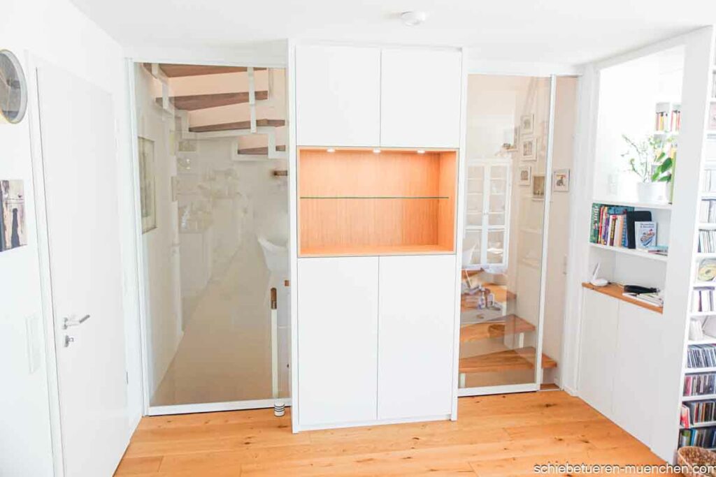 Offenes Treppenhaus mit weissen Rahmenschallschutzglas-Schiebetüren in Kombination mit weißem Einbauschrank und Eicheneinsatz von Door360 in München