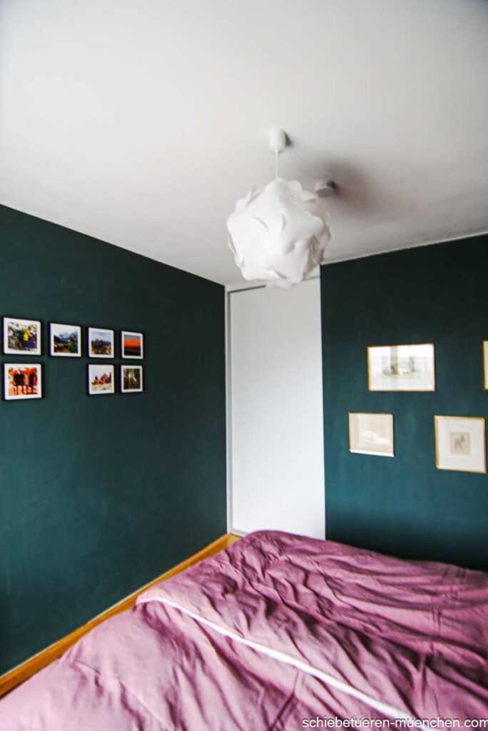 Ein Schlafzimmer wird von einer weißen Holz-Schiebetüre in München verschlossen