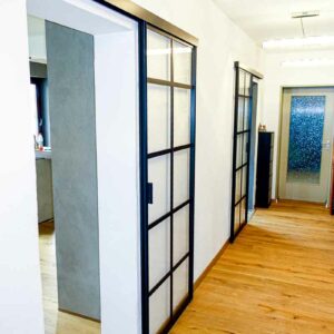 Flurabtrennung mit zwei Schiebetüren im Loft Stil Schwarze Sprossen in München