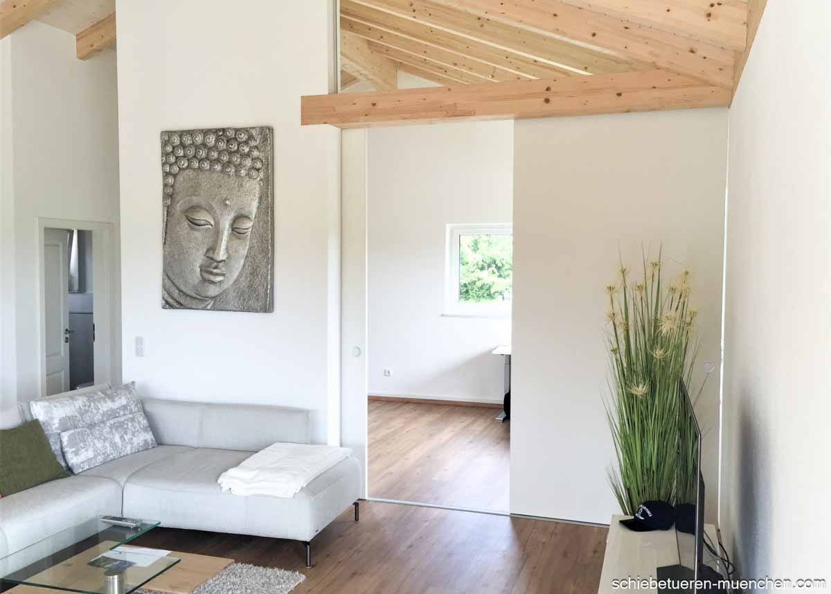 Weißer Raumteiler aus Holz Schiebetüren zur Abtrennung eines Wohnraumes in München