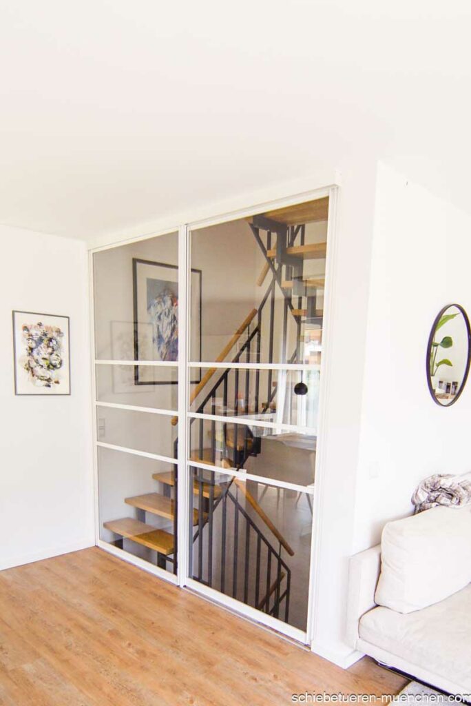 Offenes Treppenhaus wird durch zwei Weiße Schiebetüren mit sprossen in München verschlossen