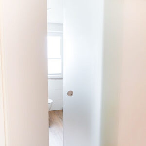 Ganzglas Schiebetüre für ein Badezimmer in München