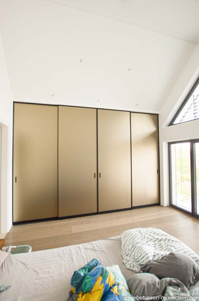 Schlafzimmer Schrank mit Raumhohen Schiebetüren maßgefertigt in gold metallic
 
