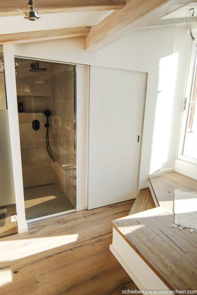 Badezimmer Schiebetür aus Holz weiß lackiert dichtschließende in München