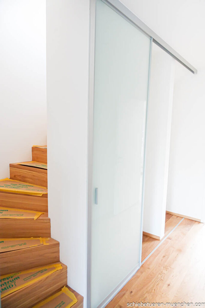 Offener Treppenaufgang kann mit einer Milchglas Schiebetüre dicht verschlossen werden