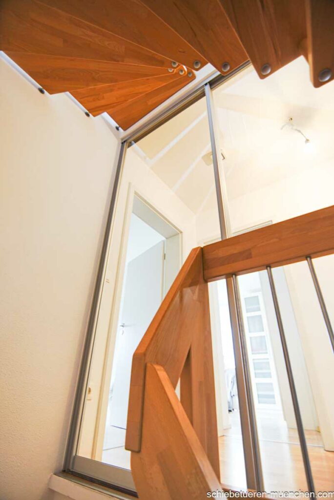 erster Stock Treppenhaus abgetrennt mit zwei Schiebetüren glas
