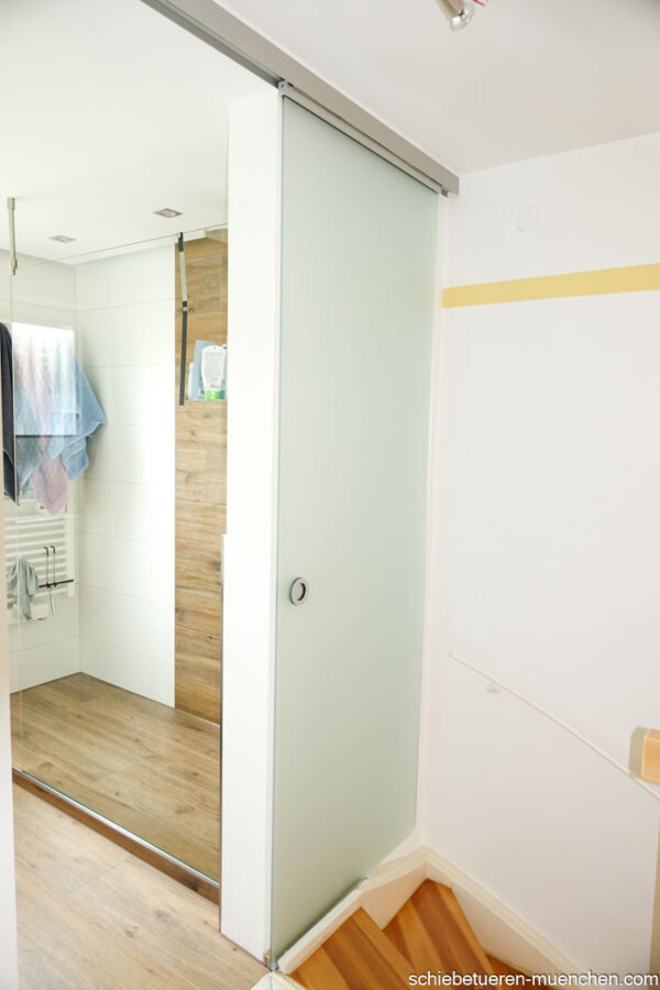 Ganzglas-Schiebetür im Badezimmer, montiert mit Deckenschiene, halbtransparentes Design