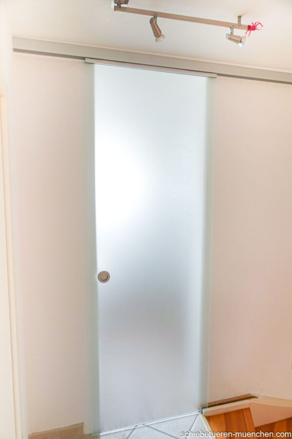 Glas-Schiebetür, Milchglas mit Griffmuschel, Übergang von Badezimmer zum Flur