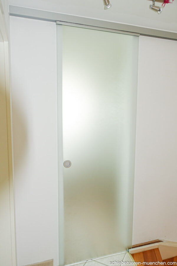 Geschlossene Glas-Schiebetür in satiniertem Milchglas, deckenmontierte Führungsschiene