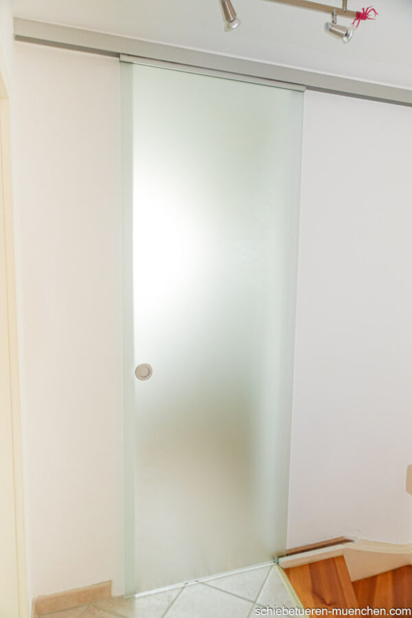 Badezimmer-Schiebetür aus transluzentem Glas, vollständig geschlossen, mit Griffmuschel