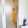 Badezimmer-Schiebetür aus klarem Glas, geöffnet, Blick in den angrenzenden Flur