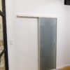 door360 Milchglas-Schiebetür für Badezimmer, platzsparend an der Wand montiert mit weißem Aluminiumrahmen