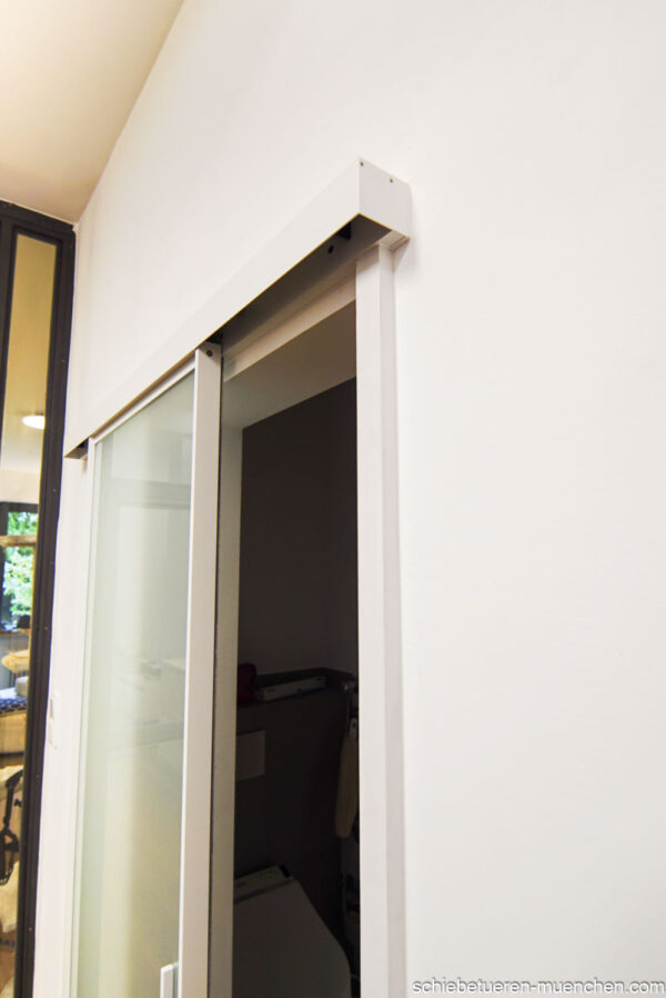 door360 Wandmontage-Schiebetür für Badezimmer, satiniertes Glas mit stabilem weißen Rahmen