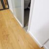 door360 satinierte Glasschiebetür für Badezimmer, dezenter weißer Griff und Dichtungssystem