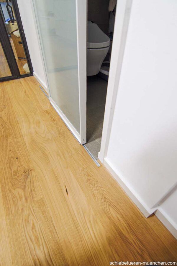 door360 satinierte Glasschiebetür für Badezimmer, dezenter weißer Griff und Dichtungssystem
