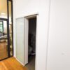 door360 platzsparende Schiebetür für Bad, Milchglas mit Wandmontage und weißem Aluminiumrahmen