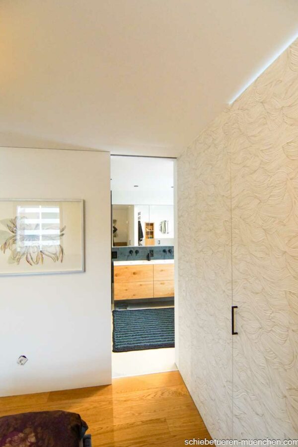 In die Wand eingelassene Holz-Schiebetür, Badezimmer-Design mit warmen Naturtönen