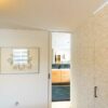 Badezimmer mit flächenbündiger Holz-Schiebetür – moderne Raumgestaltung in München