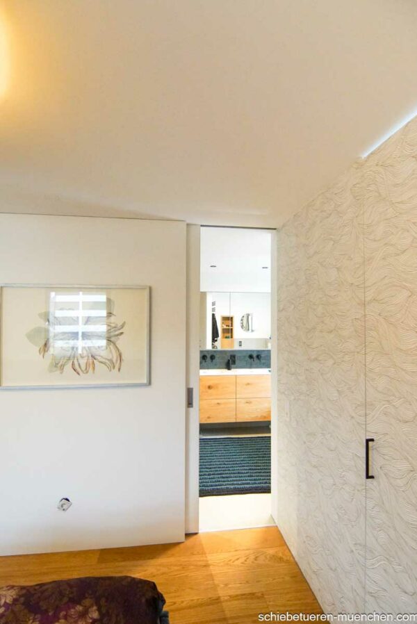 Badezimmer mit flächenbündiger Holz-Schiebetür – moderne Raumgestaltung in München