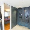 Holz-Schiebetür im Badezimmer, komplett in der Wand laufend – minimalistische Designlösung
