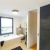 Moderne Badezimmer-Schiebetür aus Holz, flächenbündig integriert – München