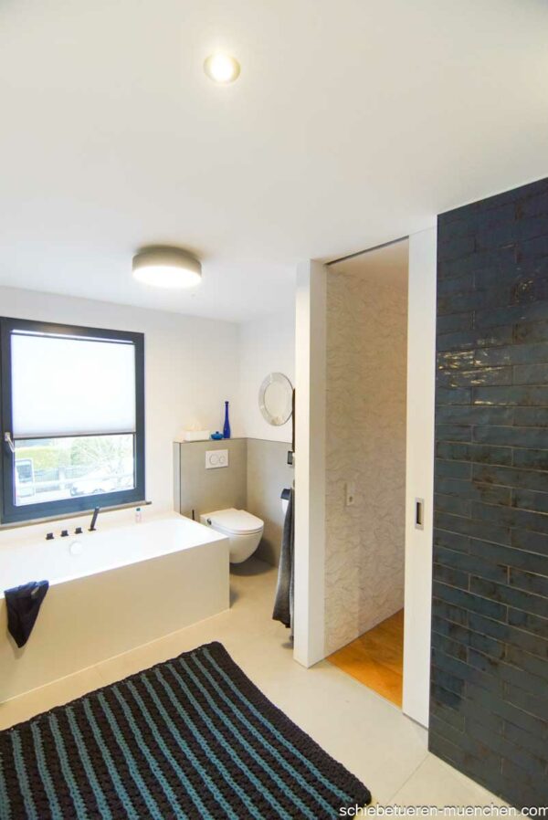 Moderne Badezimmer-Schiebetür aus Holz, flächenbündig integriert – München