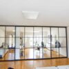 door360 Raumteiler für Büro – schwarze Schiebetür mit Sprossen im Industrie-Look, Klarglas-Ausführung.
