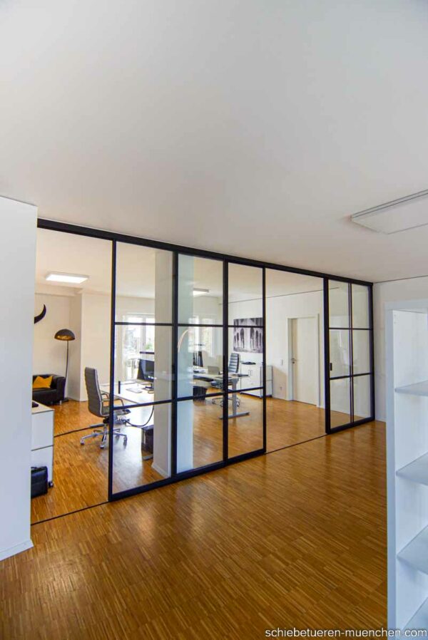 Moderner Büro-Raumteiler von door360, Schiebetüranlage mit schwarzen Sprossen und klaren Glasfeldern.